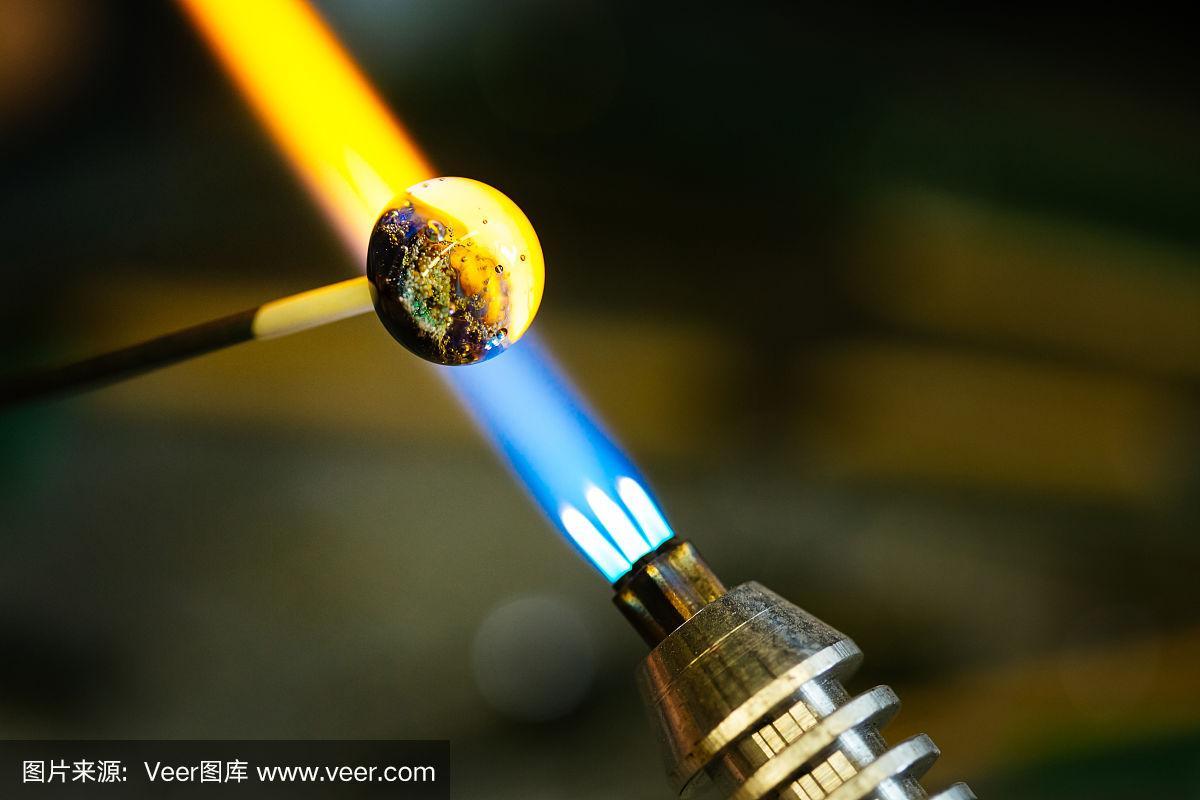 玻璃珠熔化在燃气燃烧器火的特写